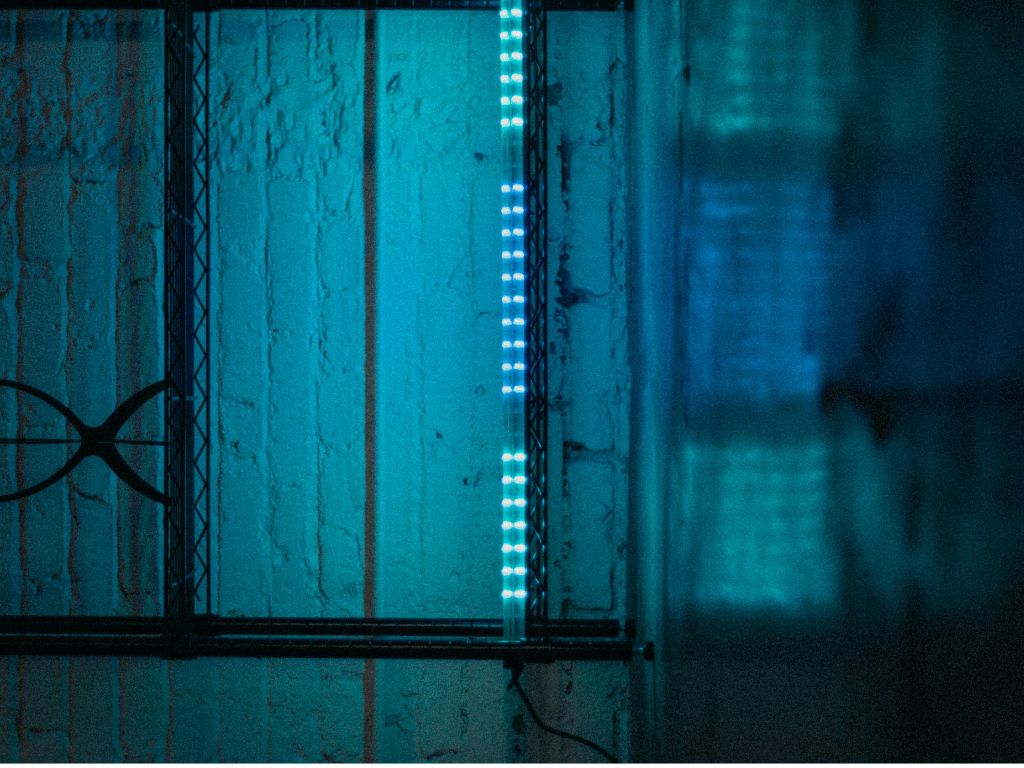 wand-blau-licht