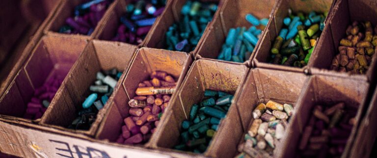 Nahaufnahme einer Kiste mit Kreidestifen, die nach Farbe sortiert sind