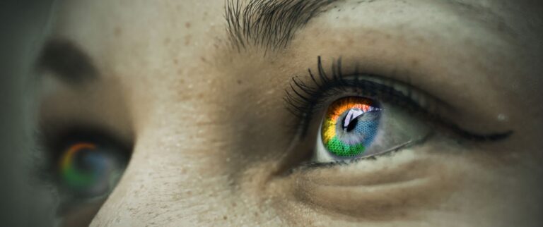 Nachaufnahme von den Augen einer Frau. Die Pupillen haben die Farben des Google-Logos