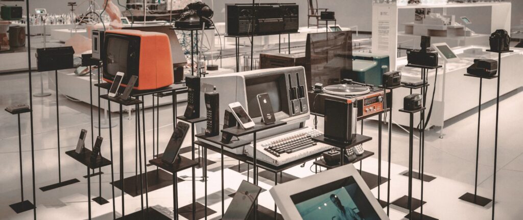 Ausstellung historischer Computer und Technikgeräte hinter Glasvitrinen