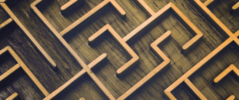 Holzlabyrinth aus der Vogelperspektive mit verschlungenen Wegen